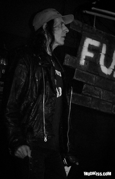 File:Vibrators 854.jpg